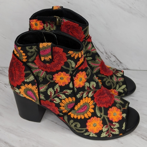 Crown Vintage Frankie Peep Toe Embroidery Size 7.5